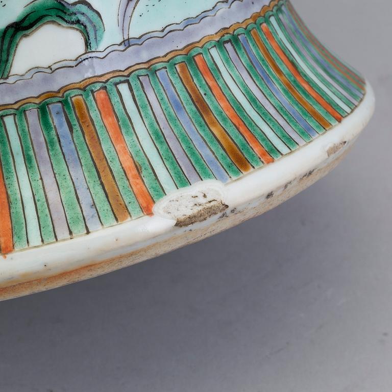 PRAKTVAS, porslin. Kina, Qingdynastin, Guangxu (1874-1908).