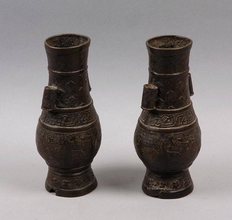 DEKORATIONSVASER, ett par, brons, Kina. 1800/1900-tal.