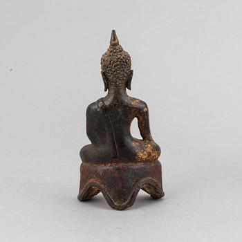 A Thai seated bronze buddha and a bronze buddha head, 18th/19th century.