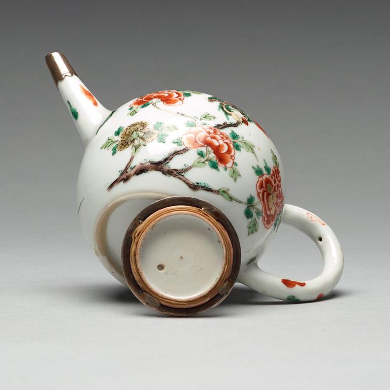 A famille verte teapot with cover, Qing dynasty, Kangxi (1662-1722).