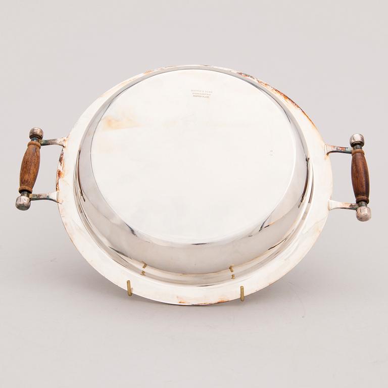 SERVERINGSKÄRL MED RECHAUD, 3 delar, försilvrat, Mappin & Webb, England. 1900-talets senare hälft.