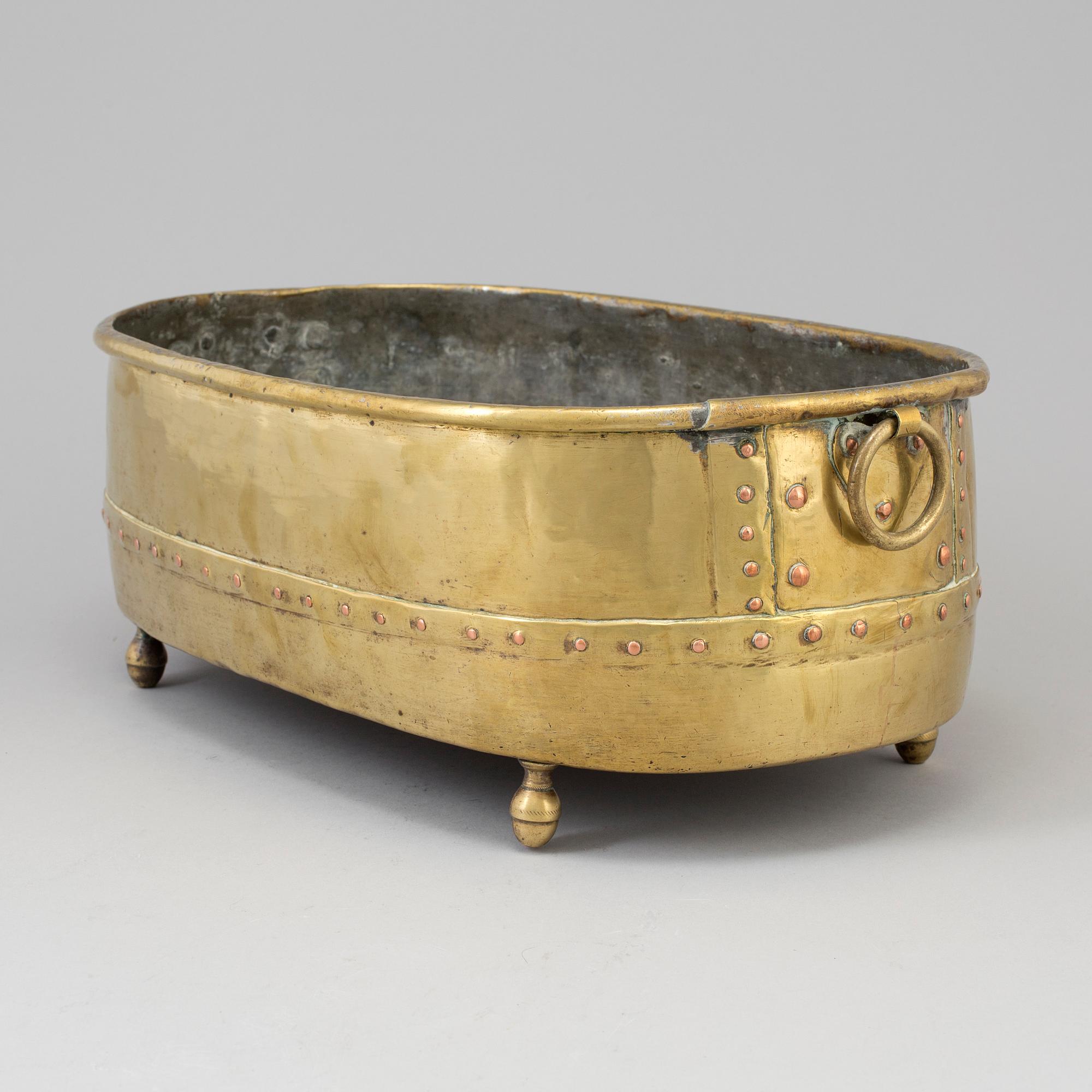 A brass wine cooler, 17th-/18th century-.