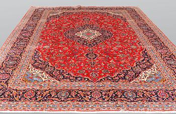 A carpet, Kashan, ca 401 x 302 cm.