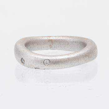 Ole Lynggaard ring "Love nr 4" 18K vitguld med runda briljantslipade diamanter.