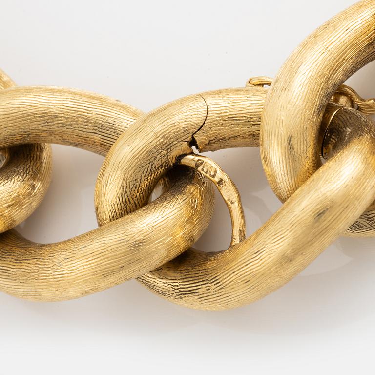 An 18K gold bracelet.