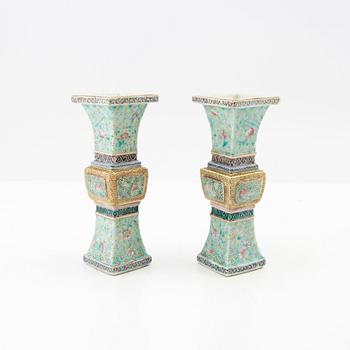 Miniature vases, a pair from China, Qing dynasty, late 19th/early 20th century, porcelain.