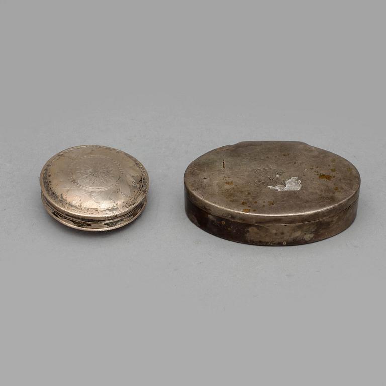 SNUSDOSOR, 2st, silver, bland annat troligen Johan Petter Hollman, Skänninge, 1837. Total vikt ca 104g.