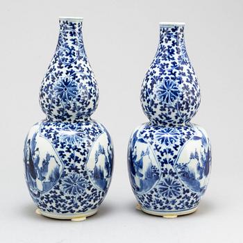 A pair of blue and white double gourd vases, Qing dynasty, Guangxu (1875-1908).