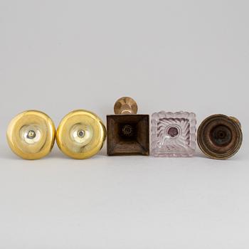 LJUSSTAKAR, 5 st, glas, mässing och brons, 1700-/1800-tal.
