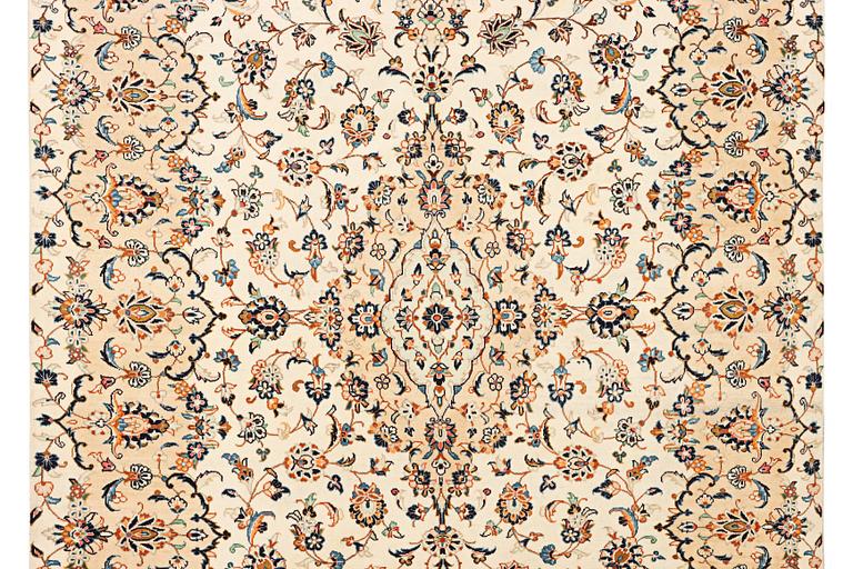 A Kashan carpet, a. 305 x 195 cm.