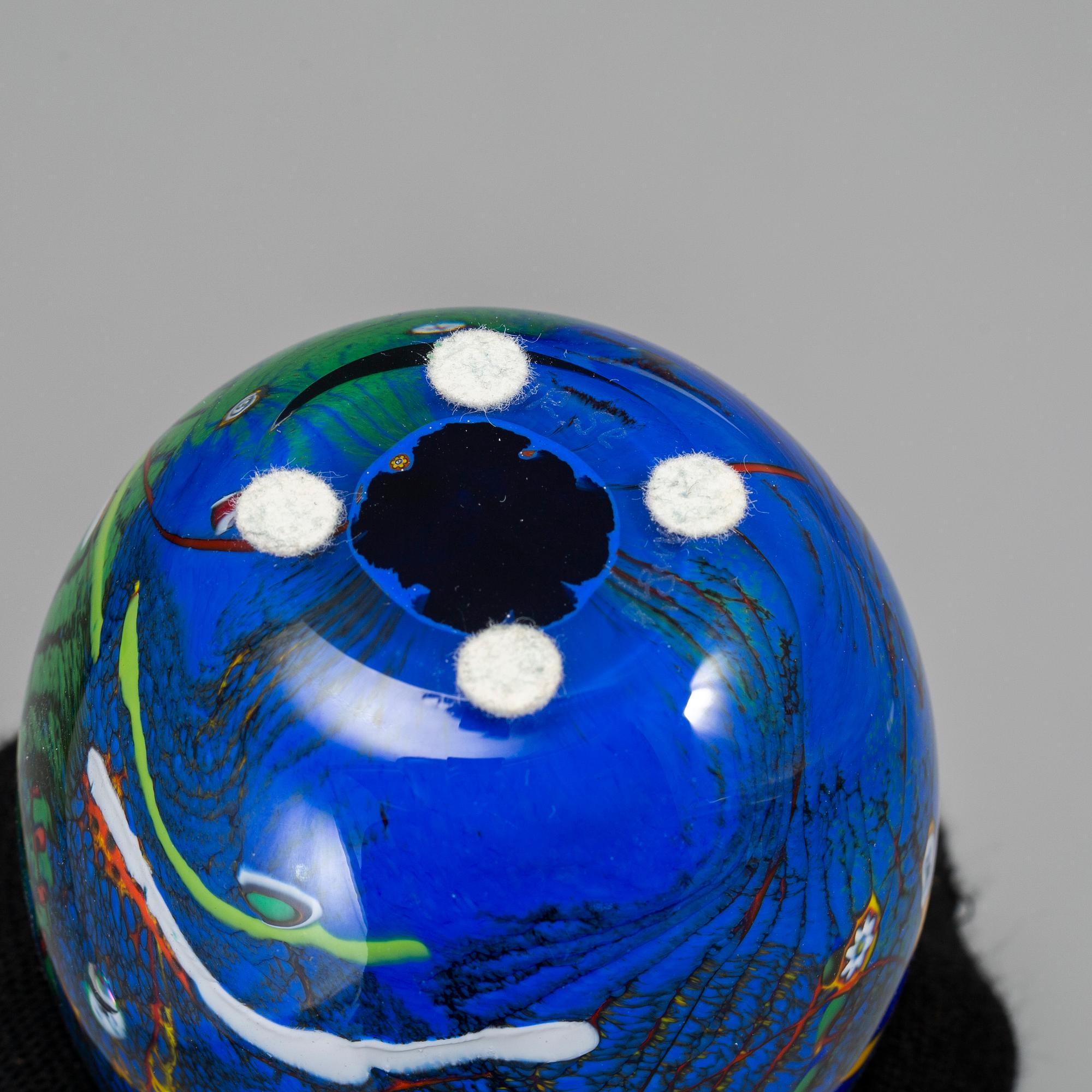 A J-E Reitzman glass sculpture of an Egg, Transjö, Sweden, 20th Century.