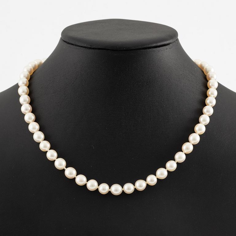Pärlcollier, med odlade pärlor, med lås 18K vitguld med safirer.