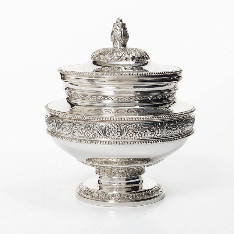 Bonbonjär, silver, empirestil, svensk importstämpel, 1900-tal.