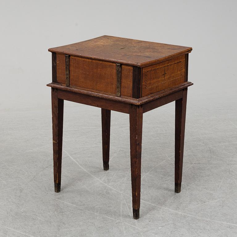 An oak box, 18th/19th Century.