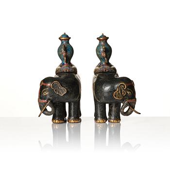 Elefanter, ett par, cloisonné och champleve, Qingdynasti, 17/1800-tal.