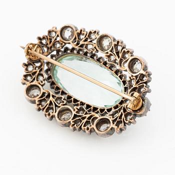 Brosch silver och guld med en fasettslipade  akvamarin och gammalslipade diamanter.