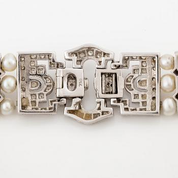 Armband 18K vitguld med odlade pärlor och runda briljantslipade diamanter.
