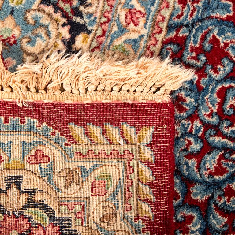A semiantique Kashan carpet ca 347 x 258 cm.