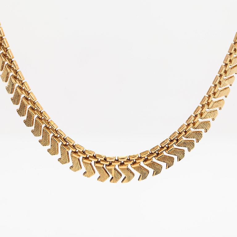 An 18K gold necklace.