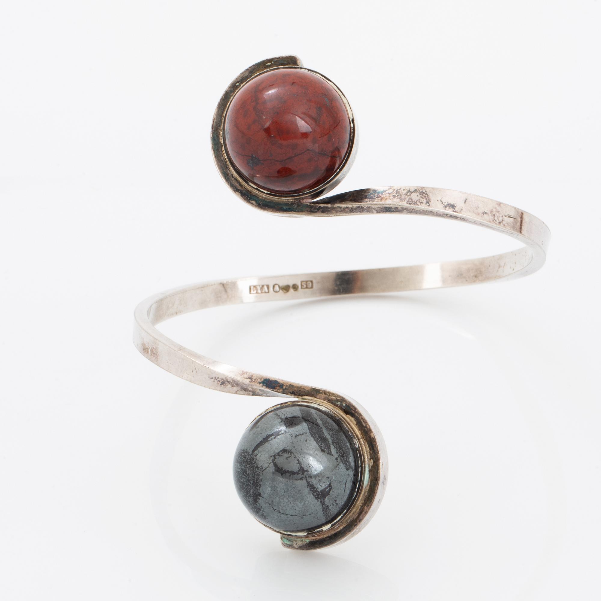 Armring Stenlya, sterlingsilver med cabochonslipade stenar.
