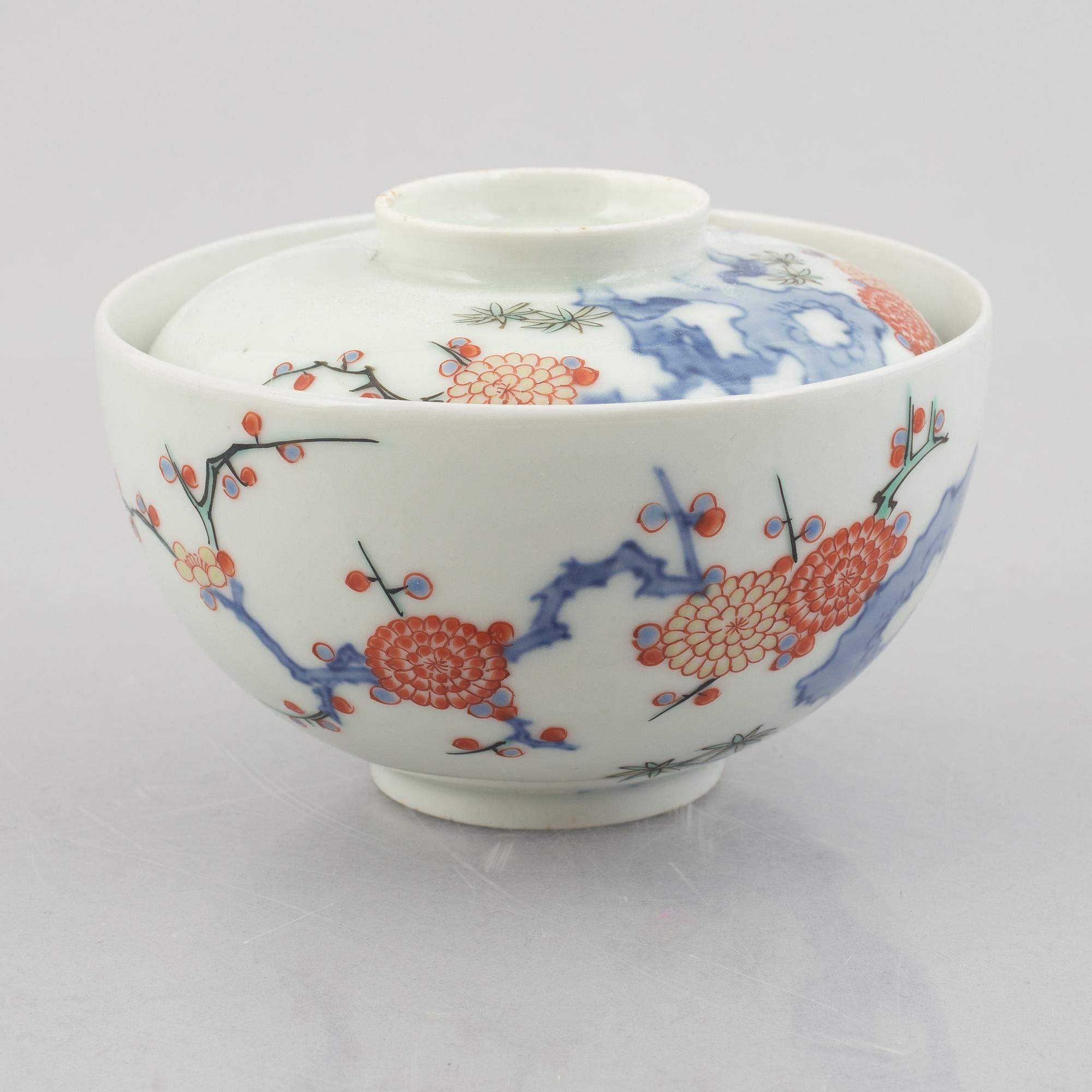 Skålar med lock, fyra stycken, samt tre fat, porslin, Fuki-Chosun, Japan, Meiji/Taishō (1868-1926).