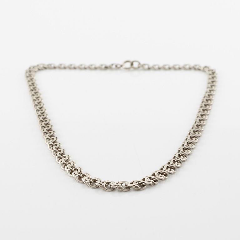 Necklace, graduated Bismarck link, silver.