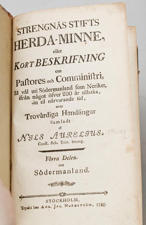 BÖCKER, 2 vol, "Strengnäs Stifts Herda-Minne eller Kort Beskrifning om Pastores..." bla av Nils Aurelius, Stockholm 1785 resp Strengnäs 1817.