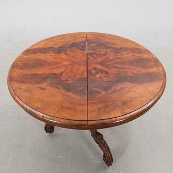 Salon table, mahogany, 19th century.