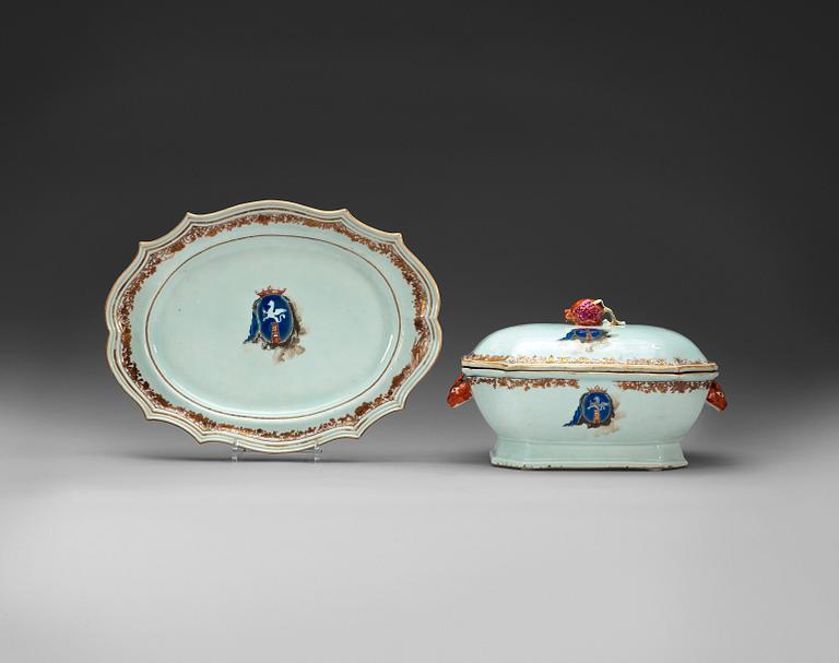 TERRIN med LOCK samt FAT, vapenporslin. Qing dynastin, Qianlong (1736-95).