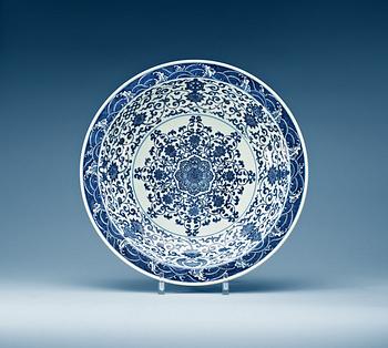 1572. A large blue and white charger, Qing dynasty with Yongzheng six character mark.