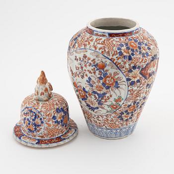 A Japanese imari urn with cover, Meiji period (1868-1912).