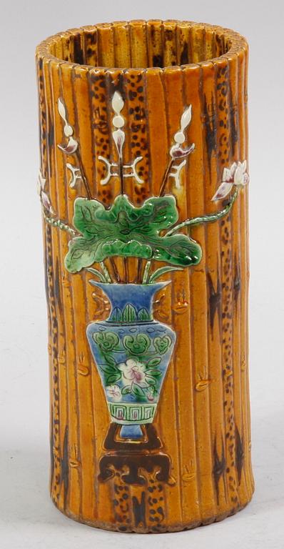 PENSELVAS, keramik. Kina. 1800/1900-tal.