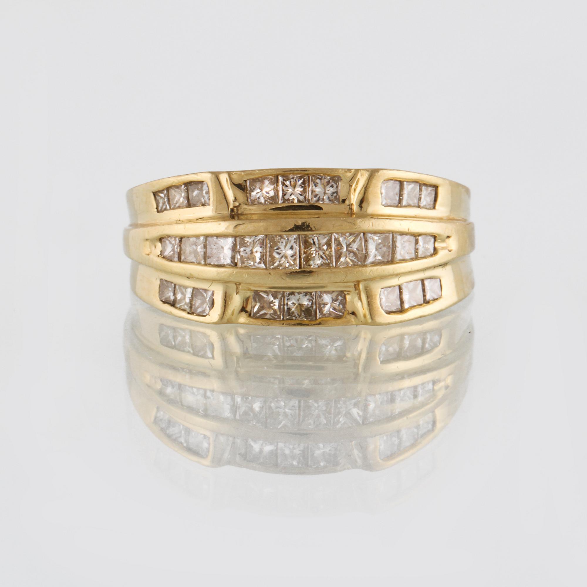 RING, 18K guld med prinsesslipade diamanter ca 1.28 ct. Vikt 8,5 gram.