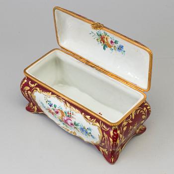 A LIMOGES PORCELAIN BOX, MID 20TH CENTURY.