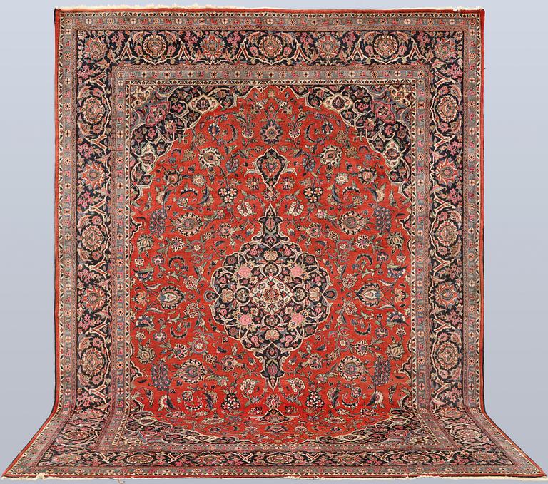 A semi-antique Keshan carpet, approx. 370 x 272 cm.