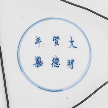 Tallrik, porslin, signerad, sen Qingdynasti.