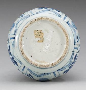 A blue and white bottle flask, Ming dynasty, Wanli (1573-1619).