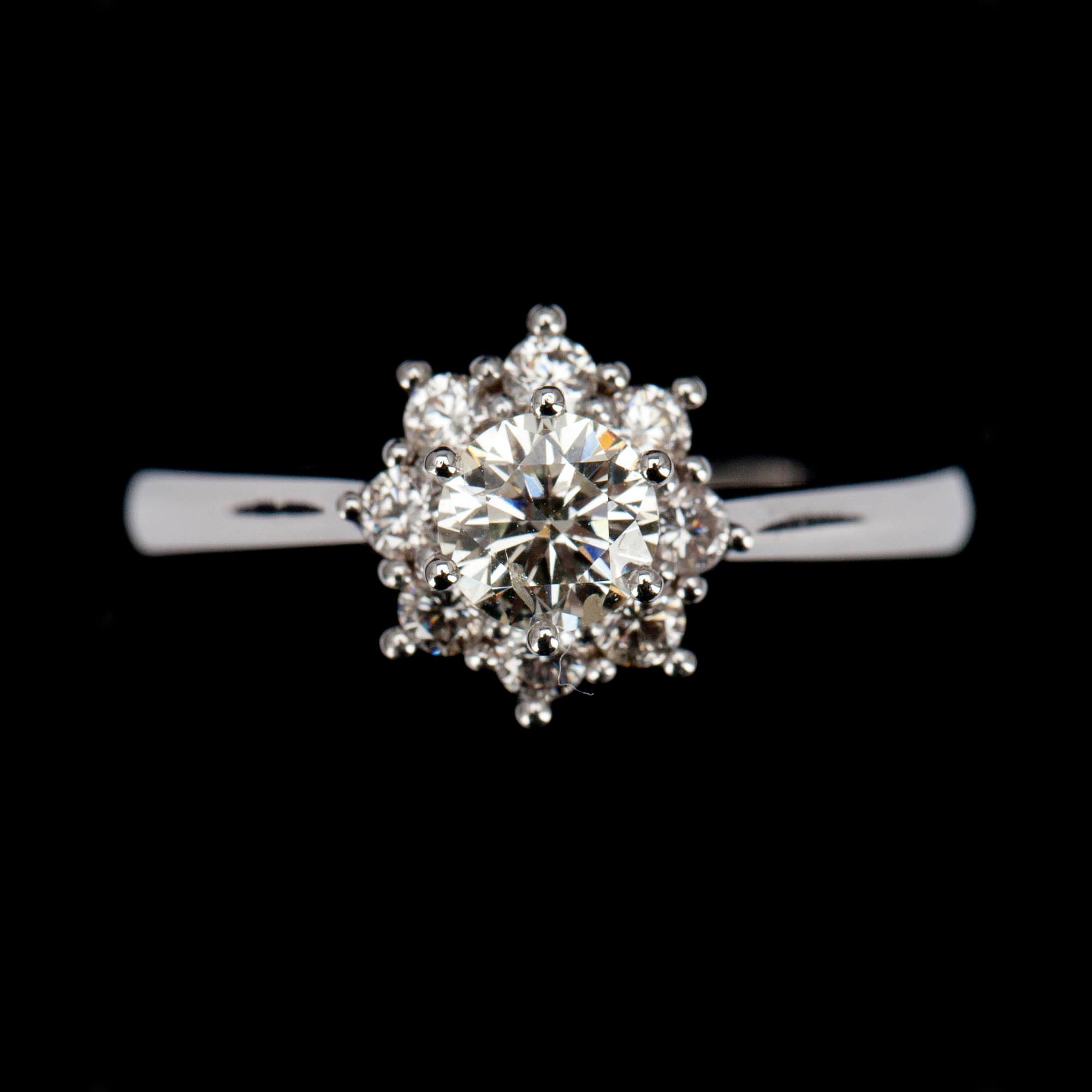 RING, vitguld 18K, briljantslipade diamanter, mittsten 0,46 ct, sidostenar tot. 0,29 ct. Intyg 212.