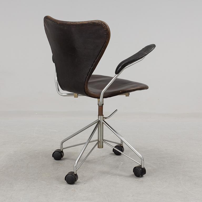 ARNE JACOBSEN, a dark brown leather "Sjuan" writing desk armchair from 1971 for Fritz Hansen, Denmark.