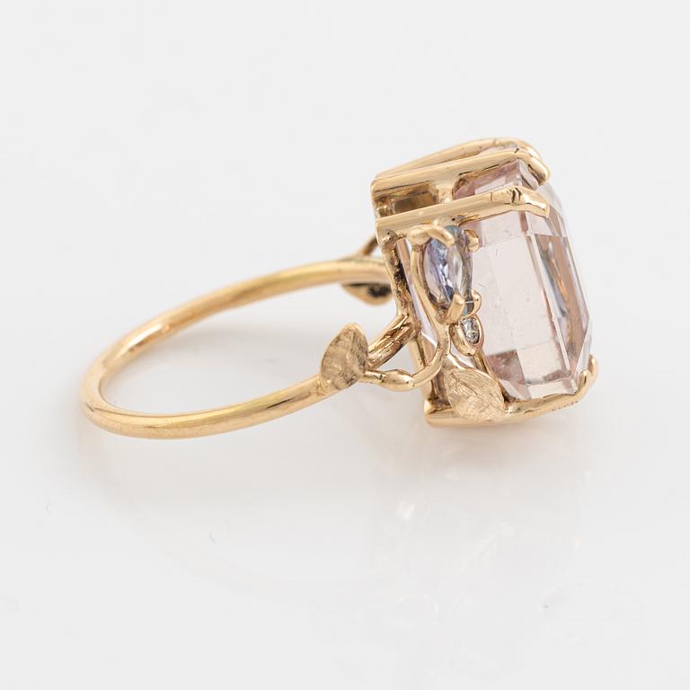Ring med kunzit, tanzaniter och briljantslipade diamanter.