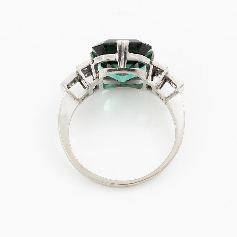 Ring 18K vitguld med en fasettslipad turmalin.