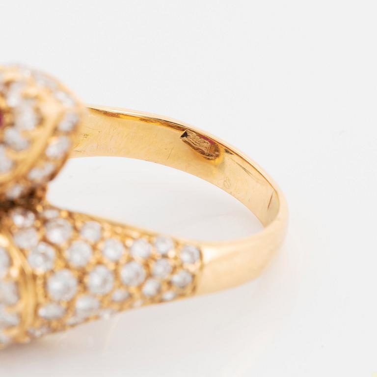 Ring 18K guld med två fasettslipade rubiner och runda briljantslipade diamanter.