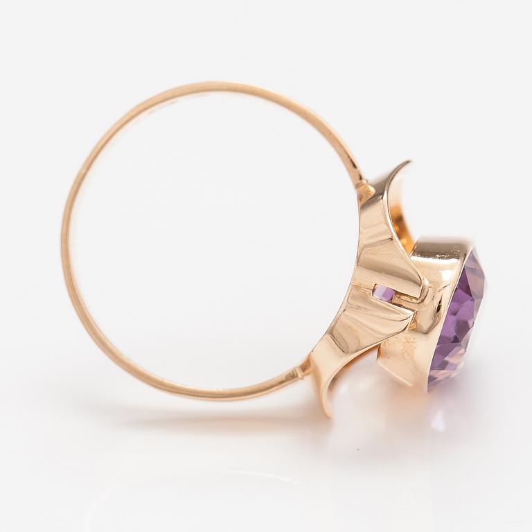 Eero Rislakki, A 14K gold ring with a amethyst. Westerback, Helsinki, mid 20th century.