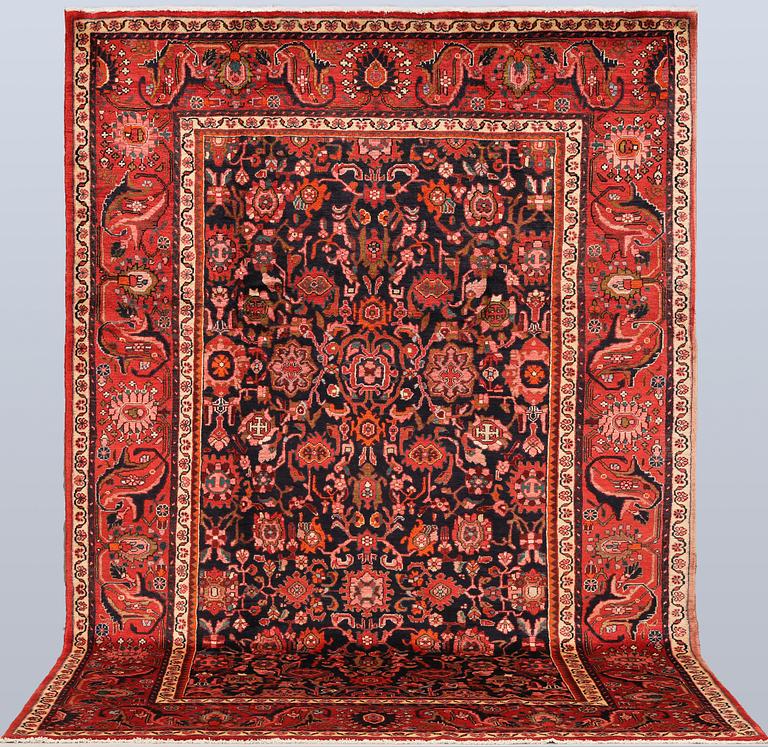 A semi-antique carpet, Nanadj, approx. 309 x 214 cm.