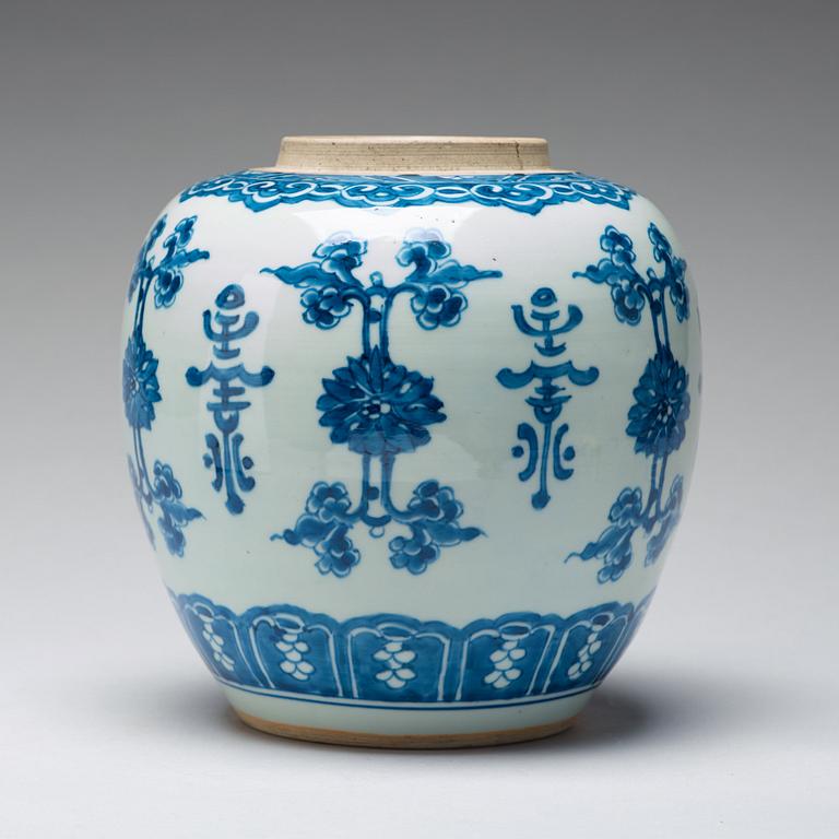 A large blue and white jar, Qing dynasty, Kangxi (1662-1722).