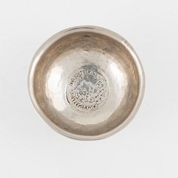 Tumlare med mynt, silver, 1700-tal, sannolikt Norge.