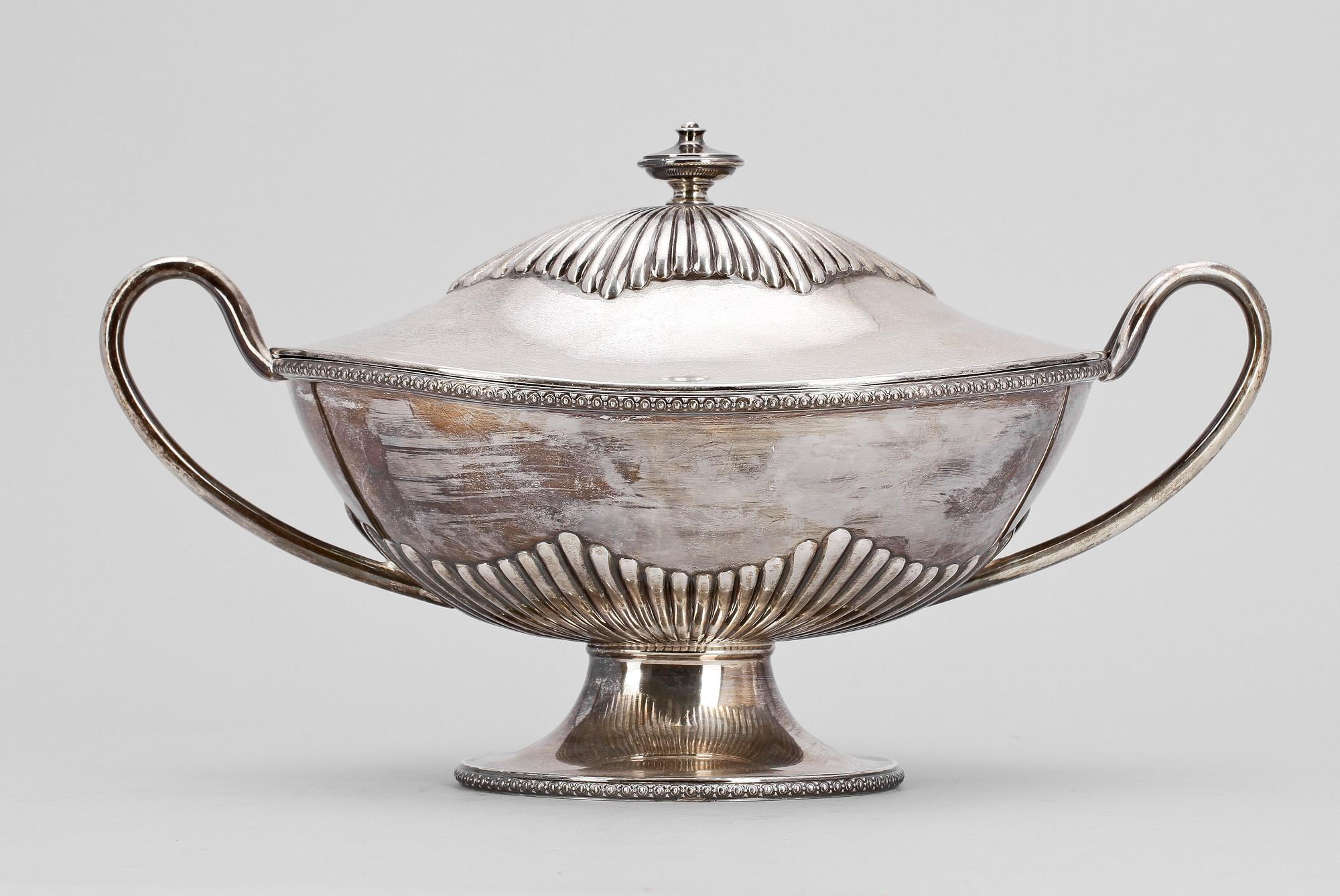 TERRIN MED LOCK, silver, empirstil, S & M Bensen, Danmark, 1900-tal. Totalvikt 1475 g.