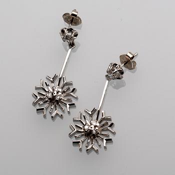 ÖRHÄNGEN, 18 K vitguld med åttkantslipade samt briljantslipade diamanter, ca 0.25 ct. Vikt ca 7 g.