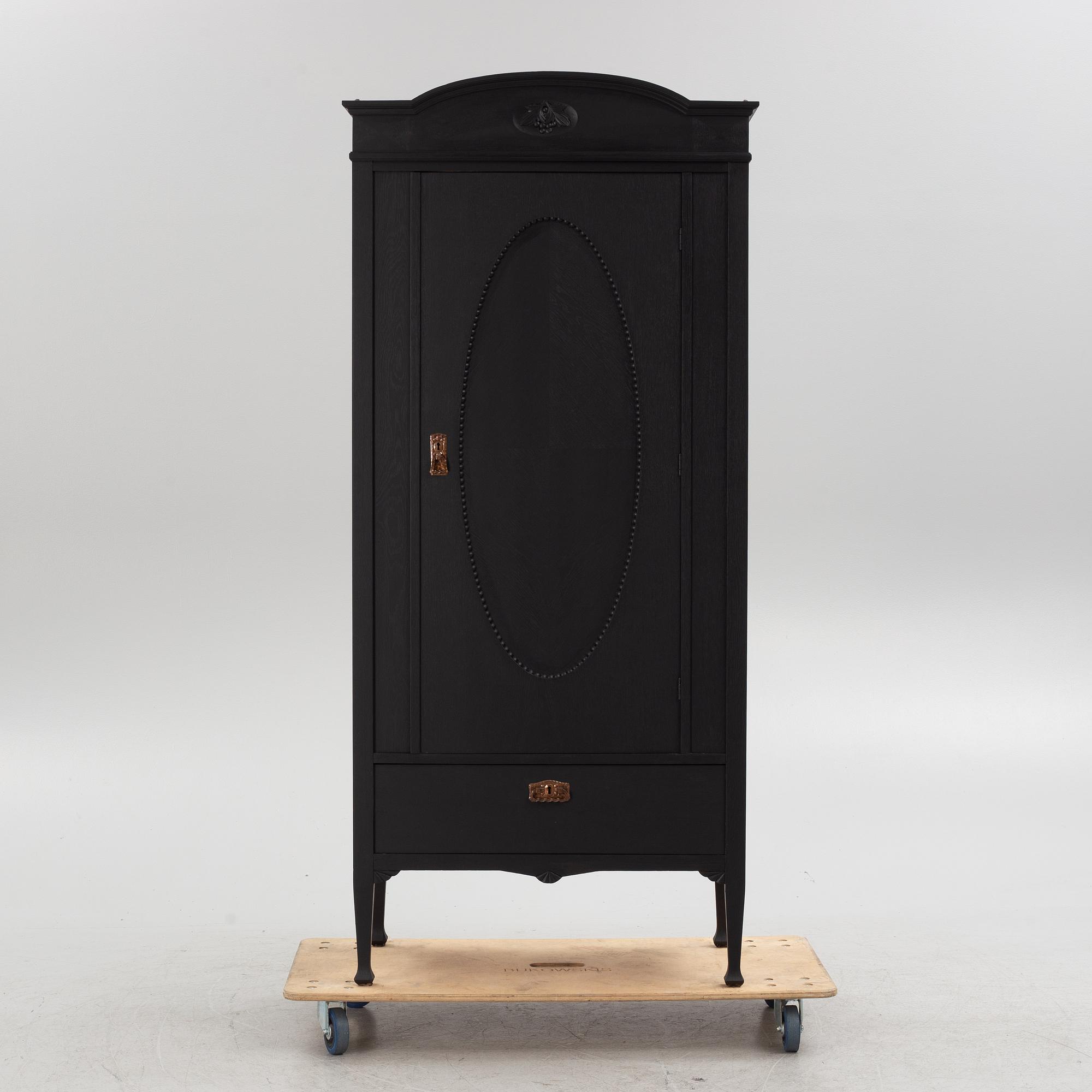 Klädskåp, jugend, 1900-talets början.