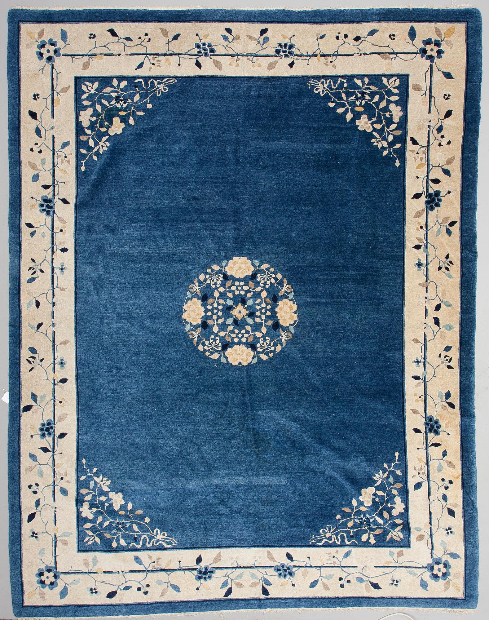 A Chinese rug, old. Circa 360x277 cm.